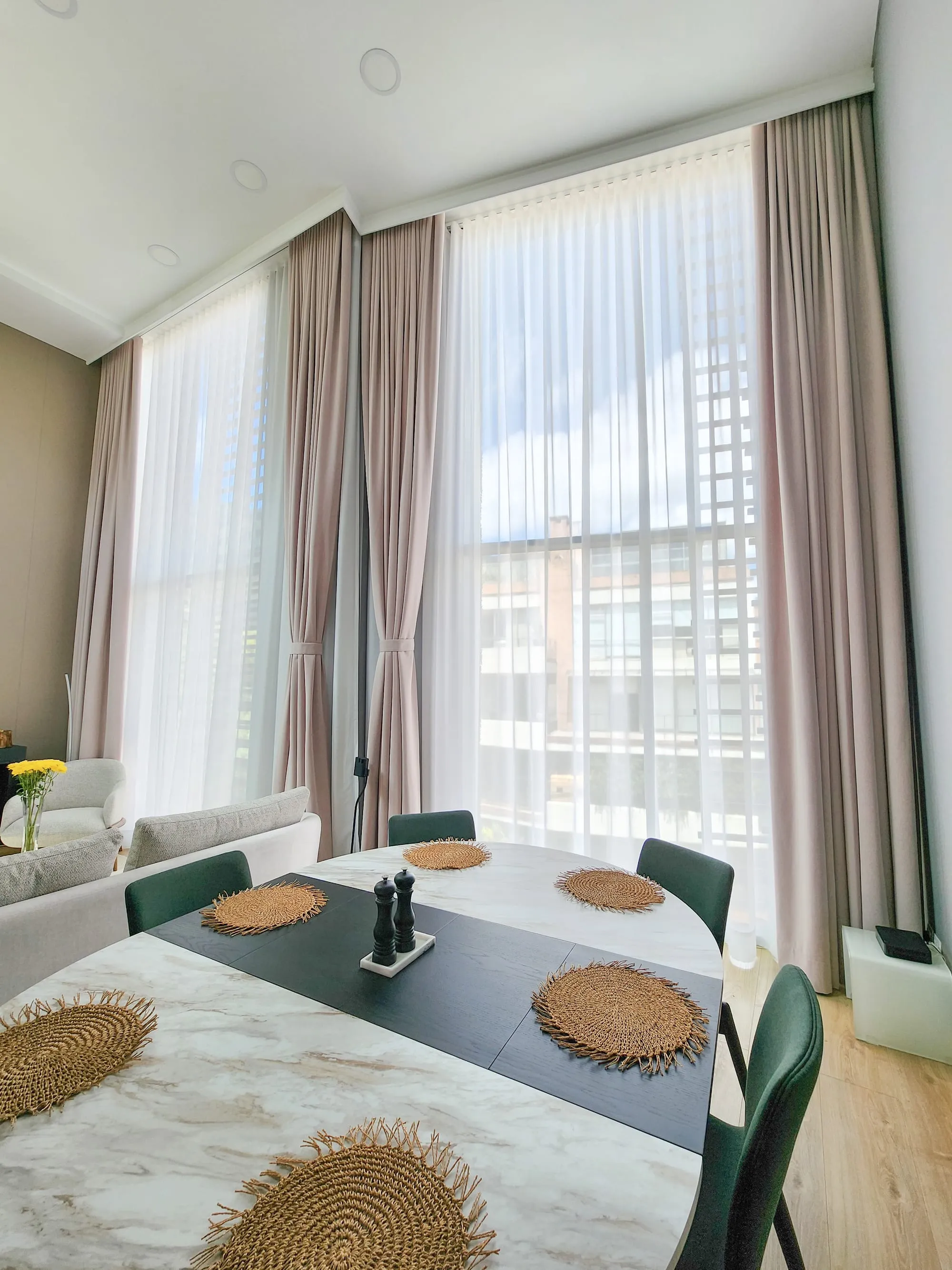 Sala con cortinas velo y drapeados a la medida en tonos palo rosa